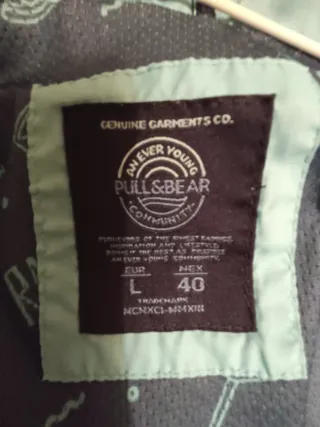 Chubasquero Pull&Bear Talla L. Color azulado.