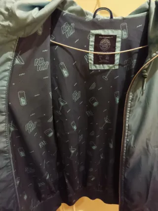 Chubasquero Pull&Bear Talla L. Color azulado.