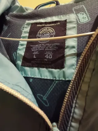 Chubasquero Pull&Bear Talla L. Color azulado.