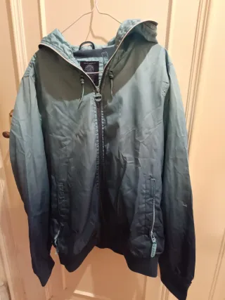 Chubasquero Pull&Bear Talla L. Color azulado.