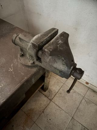 Banco de trabajo con tornillo y amoladora