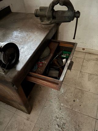 Banco de trabajo con tornillo y amoladora