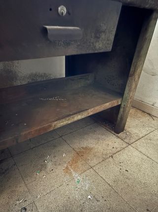 Banco de trabajo con tornillo y amoladora