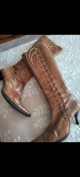 Botas de cuero marrones con cordones