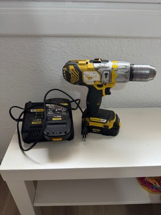 Taladro y cargador Stanley 18V