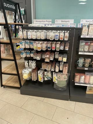 Góndola para Farmacia de Madera y Estantes Vidrio