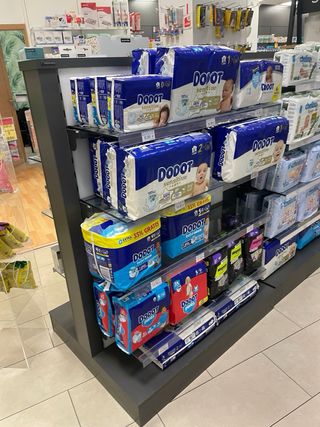 Góndola para Farmacia de Madera y Estantes Vidrio