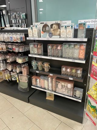 Góndola para Farmacia de Madera y Estantes Vidrio