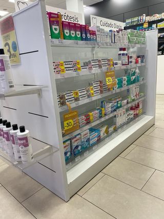 Góndola para Farmacia de Madera y Estantes Vidrio