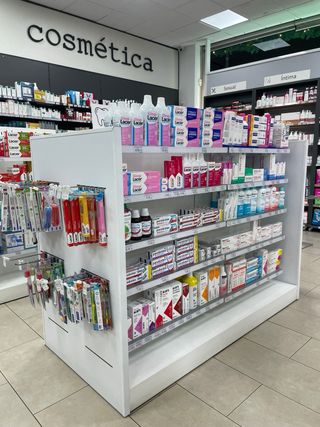 Góndola para Farmacia de Madera y Estantes Vidrio