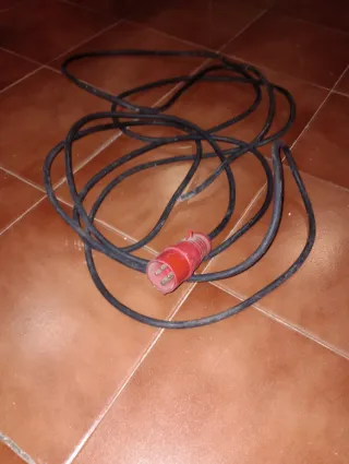 Enchufe Macho Trifásico Rojo