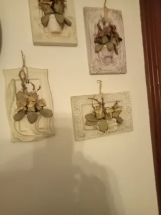 Decorazioni murali beige e bianche