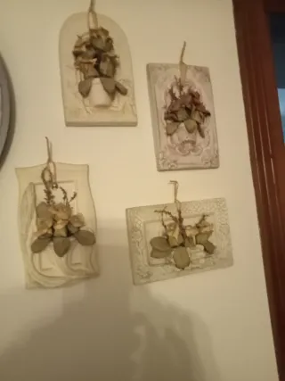 Decorazioni murali beige e bianche