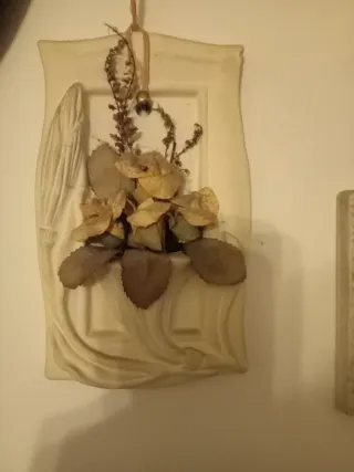 Decorazioni murali beige e bianche