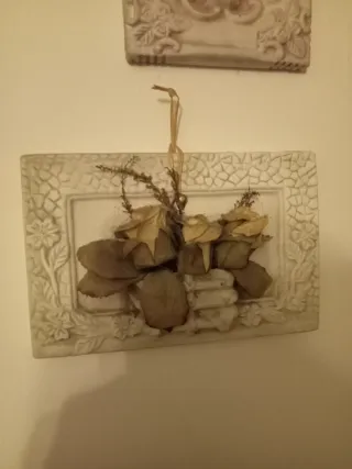 Decorazioni murali beige e bianche