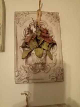 Decorazioni murali beige e bianche