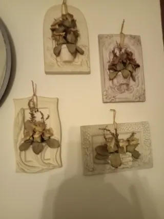 Decorazioni murali beige e bianche