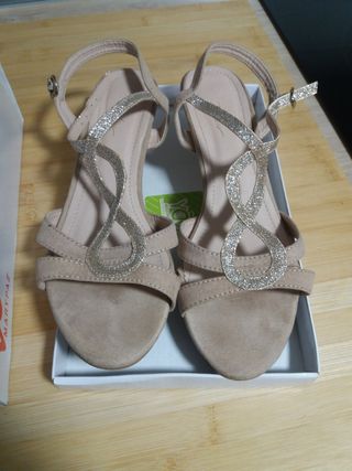 Zapatos de tacón Marypaz beige y dorado