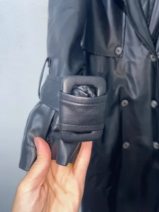 Gabardina de cuero negra