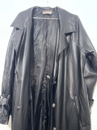 Gabardina de cuero negra