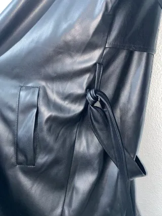 Gabardina de cuero negra