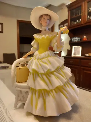 Figura Muñeca Porcelana AVON 1990