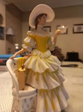 Figura Muñeca Porcelana AVON 1990