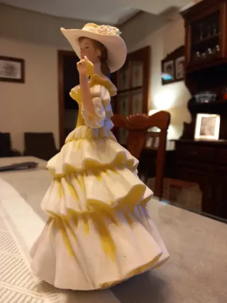 Figura Muñeca Porcelana AVON 1990