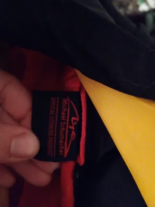 Chubasquero rojo y negro( Michael Schumacher).