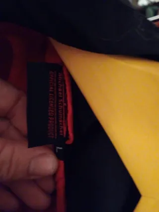 Chubasquero rojo y negro( Michael Schumacher).