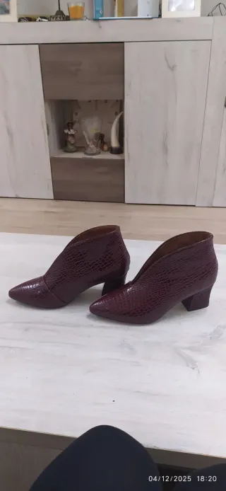 Zapatos tacón medio granate (color vino) nuevos