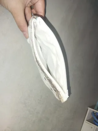 Monedero beige y blanco con encaje