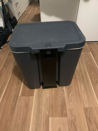 Cubo de reciclaje gris y blanco