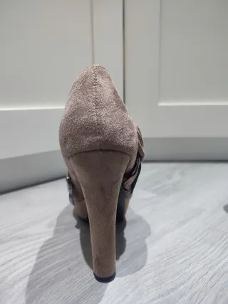 Botín ante beige con flor