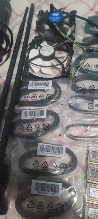 Lote Componentes PC: Ventiladores, Cables, Teclado