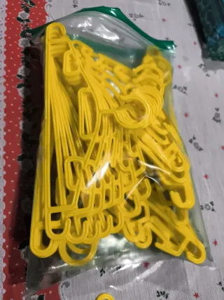 Perchas infantiles amarillas