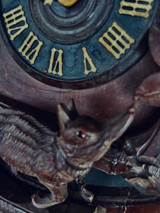 Reloj de cuco tallado madera