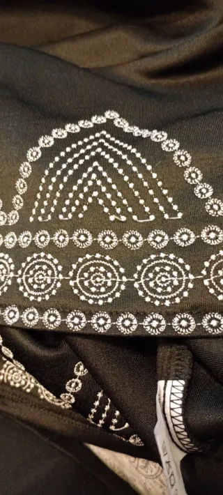 Vestido negro con bordado