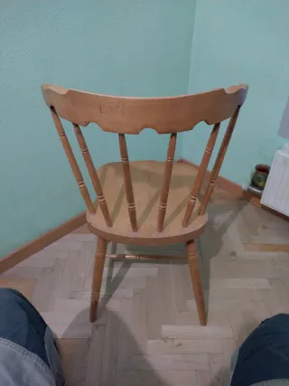 Silla de madera estilo clásico