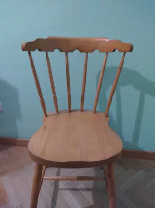 Silla de madera estilo clásico