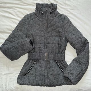 Chaqueta H&M gris con cinturón
