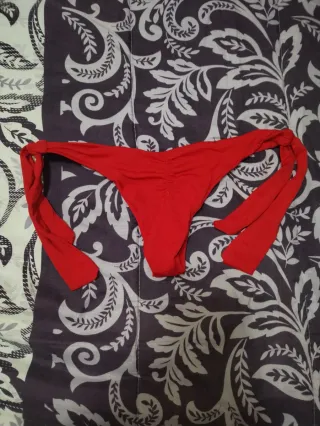 Bikini brasileño rojo atado