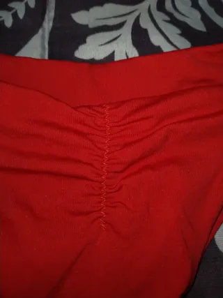 Bikini brasileño rojo atado