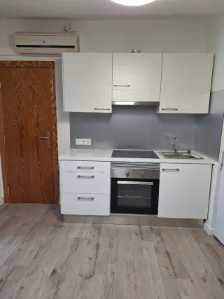 Cocina modular blanca y plateada