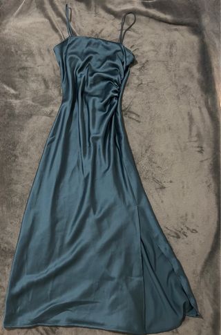 Vestido largo satinado azul con abertura