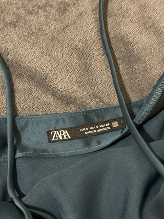 Vestido largo satinado azul con abertura