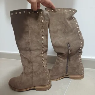 Stivali scamosciati con borchie