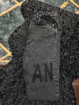 Pantalones vaqueros grises con letras