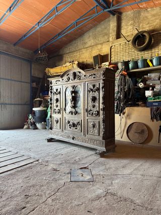 Armario antiguo español de madera