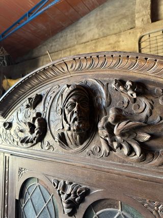 Armario antiguo español de madera